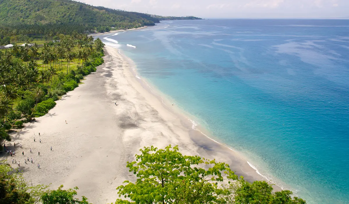 Bentang Garis Pantai Senggigi Lombok dengan Pasir Bersih