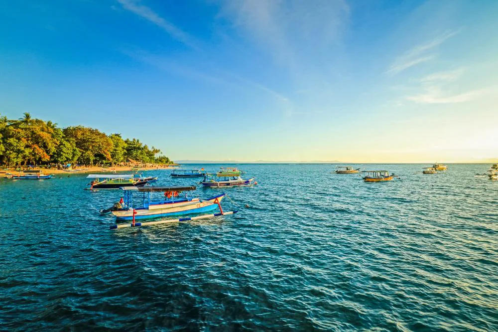 Pemandangan Matahari Terbenam Eksotis di Pesisir Pantai Senggigi