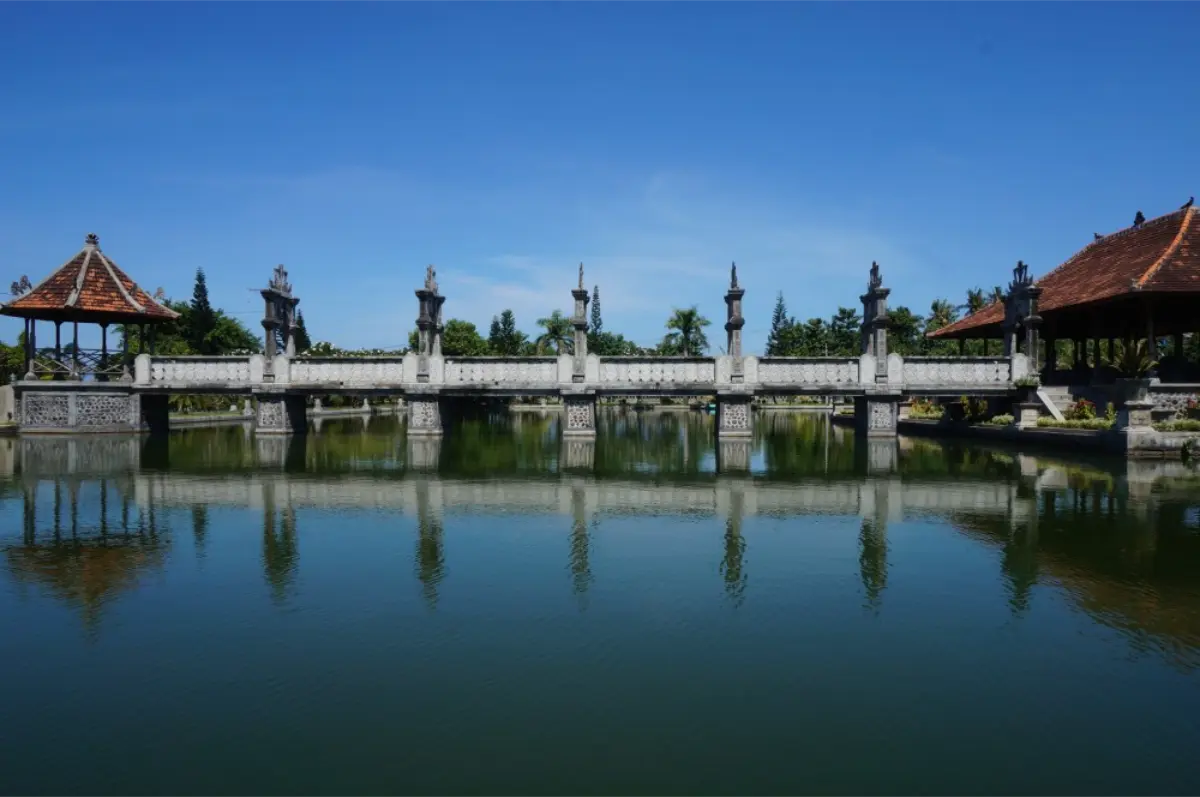 Arsitektur Megah Kolam dan Jembatan Air Taman Ujung Karangasem Bali