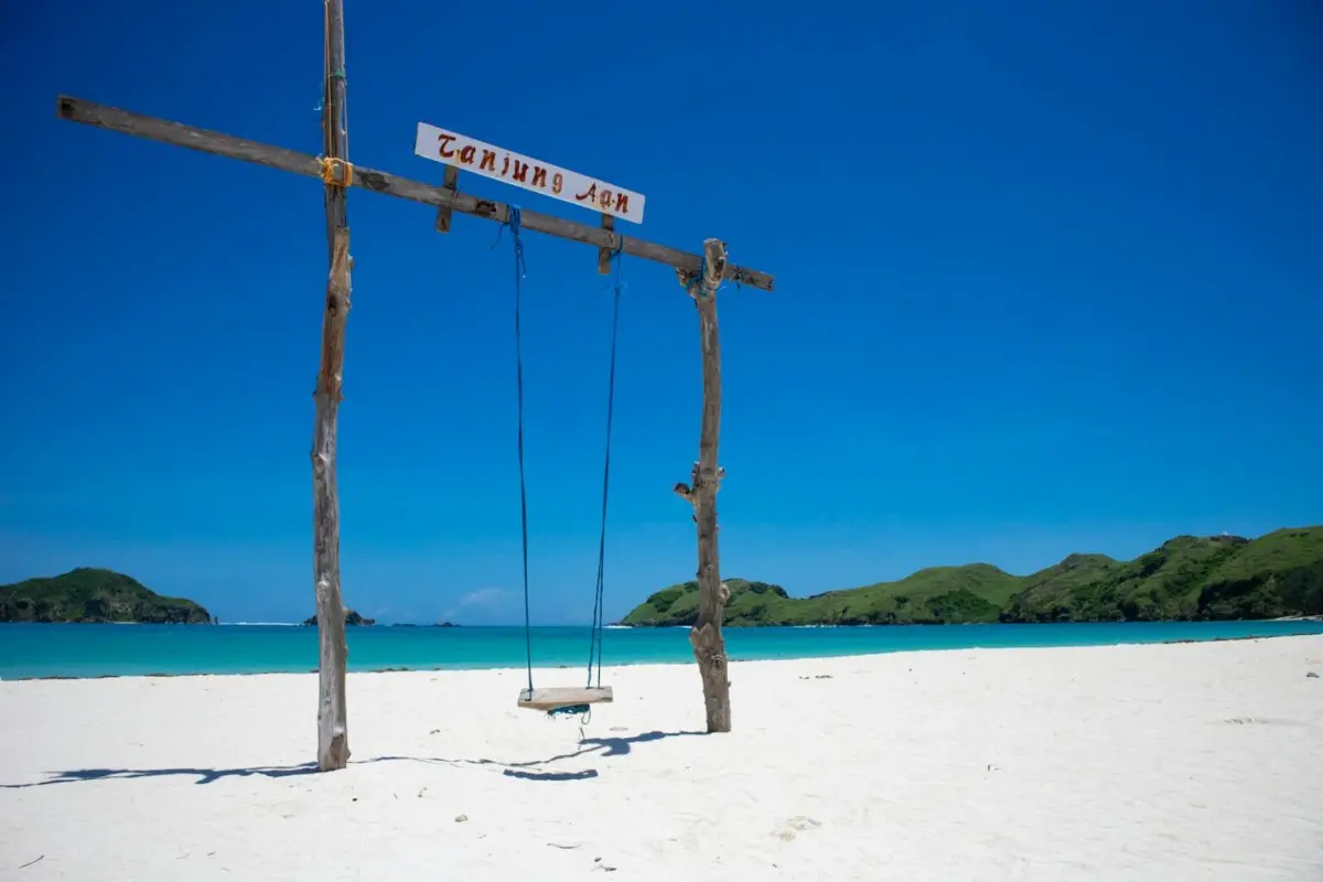 Panorama Indah Pantai Tanjung Aan Mandalika - Global Tour